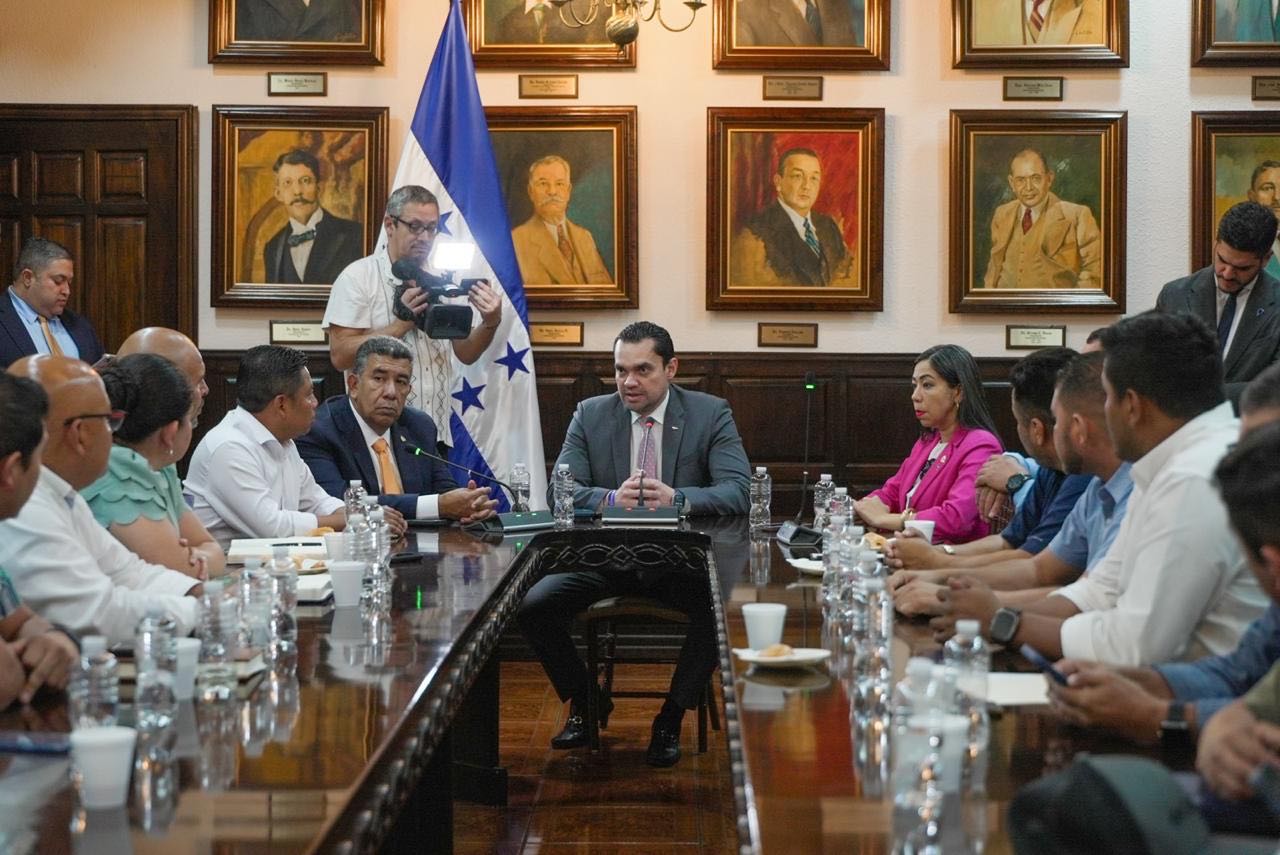 Congreso impulsa diálogo con alcaldes de La Paz